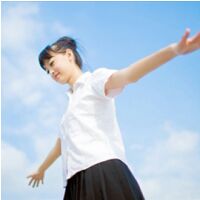 女生一个人仰望天空头像图片