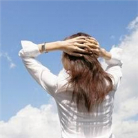 女生一个人仰望天空头像图片