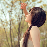 女生一个人仰望天空头像图片