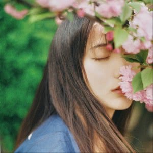唯美闻花香女生头像图片