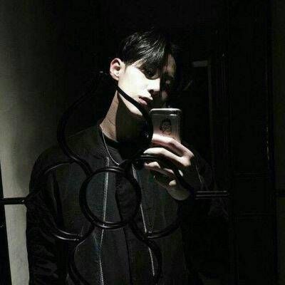 手机挡脸伤感男生头像图片