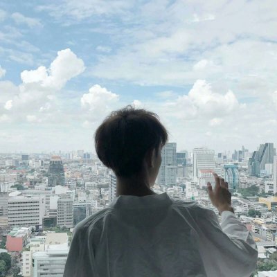 孤单一个人伤感男生背影头像图片