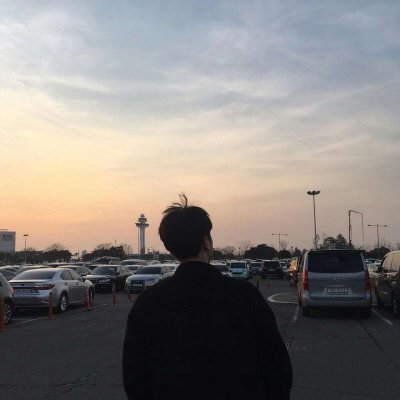 孤单一个人伤感男生背影头像图片