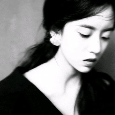 女生高清伤感黑白头像图片