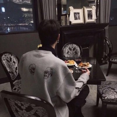 孤单一个人伤感男生背影头像图片
