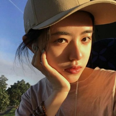 戴帽子女生头像时尚高清图片