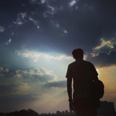 头像孤独背影男生伤感图片