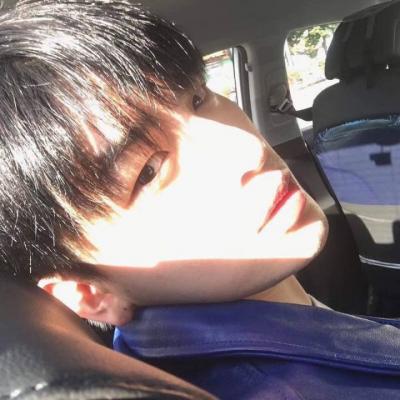 男生成熟头像冷酷帅气图片