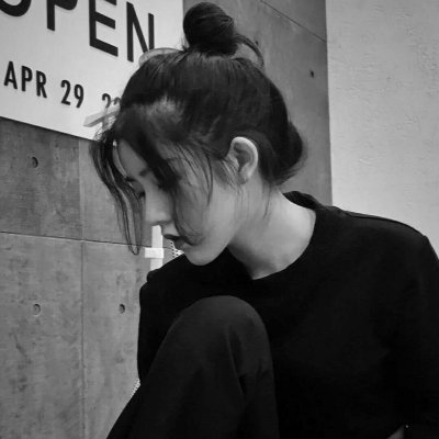 女生头像伤感黑白颓废图片