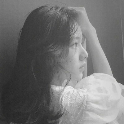 女生头像伤感黑白颓废图片