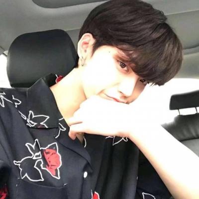 男生成熟头像冷酷帅气图片