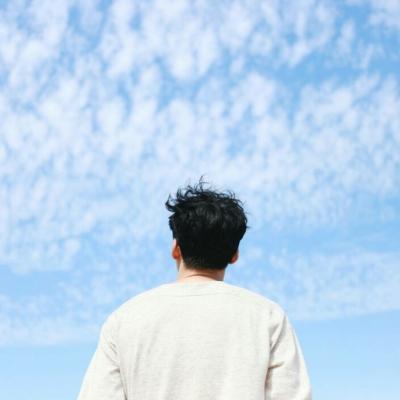 头像孤独背影男生伤感图片