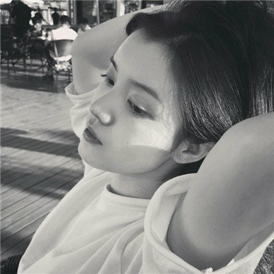 女生头像伤感黑白颓废图片
