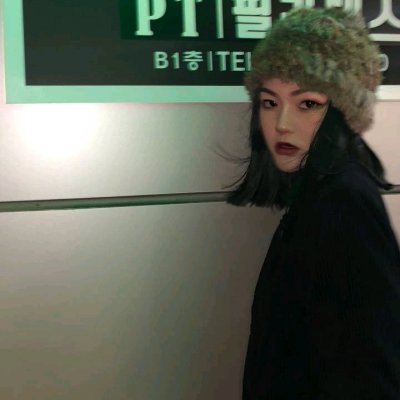 戴帽子女生头像时尚高清图片