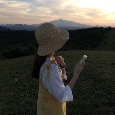 戴帽子女生头像时尚高清图片