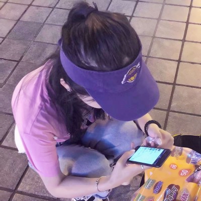 紫色系女生头像真人背景图片