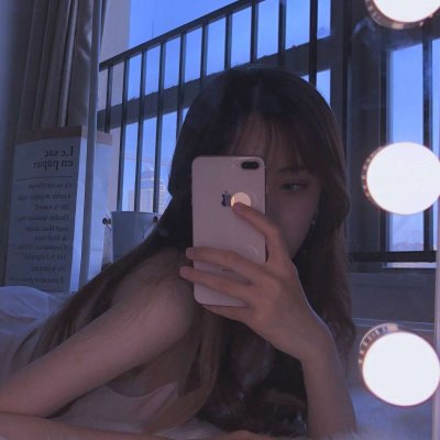 女生微信头像拿手机挡脸的霸气图片