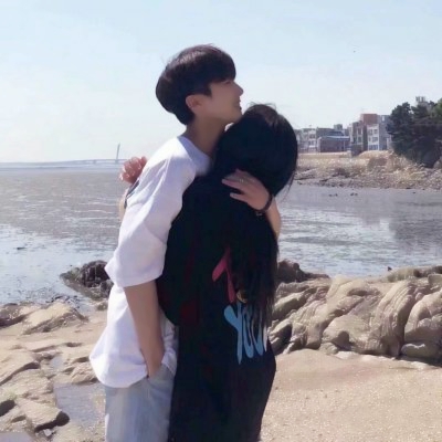 真人双人拥抱接吻情侣头像一对