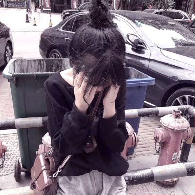 女生微信头像拿手机挡脸的霸气图片