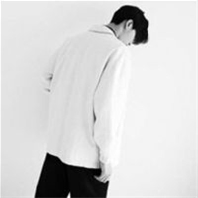 孤独伤感黑白头像男生背影图片