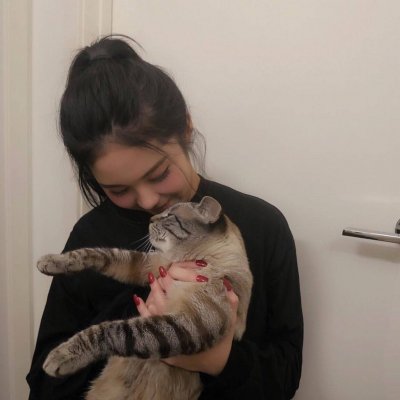 唯美女生抱猫头像
