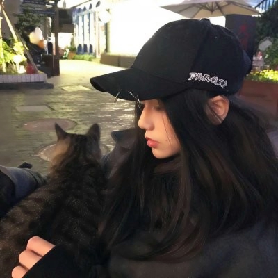 戴帽子女生时尚头像