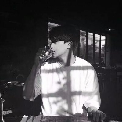 低调微信男生头像黑白
