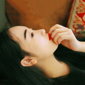 流泪伤感红唇女生头像图片