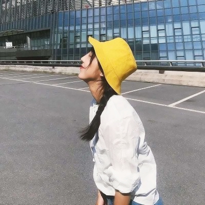 戴帽子女生时尚头像