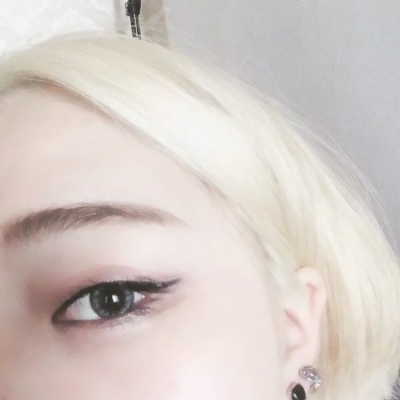 女生脸只露眼睛头像