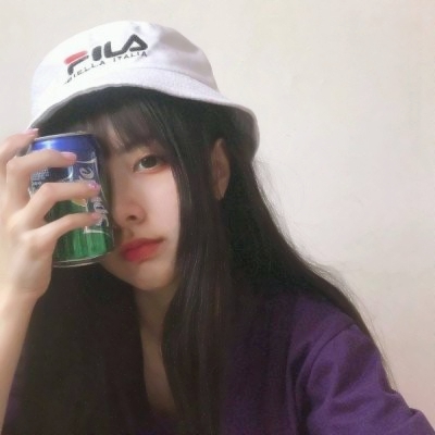 戴帽子女生时尚头像