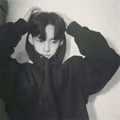 低调微信男生头像黑白