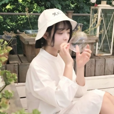 戴帽子女生时尚头像
