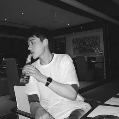 低调微信男生头像黑白