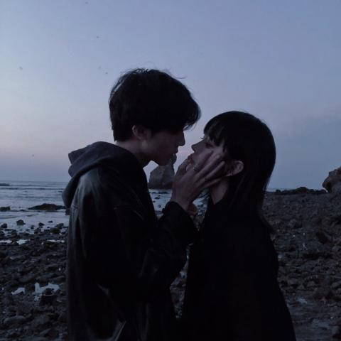 真人情侣一左一右一对两张高冷头像