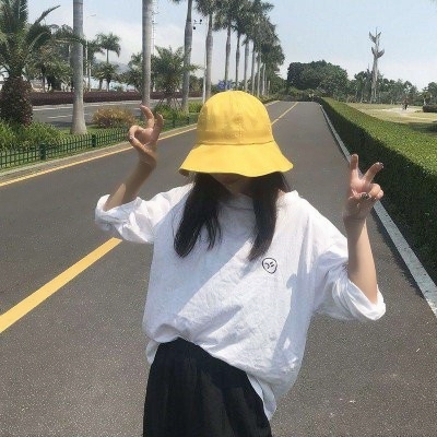 戴帽子女生时尚头像