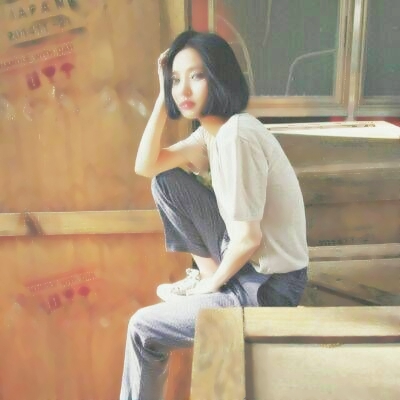短发女生头像小清新意境高清图片
