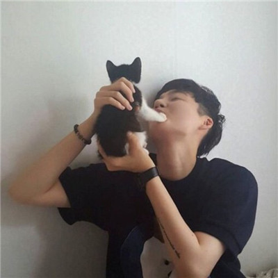 qq头像男生抱着猫帅气图片