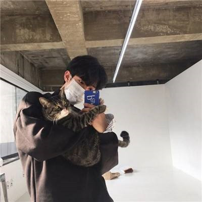 qq头像男生抱着猫帅气图片