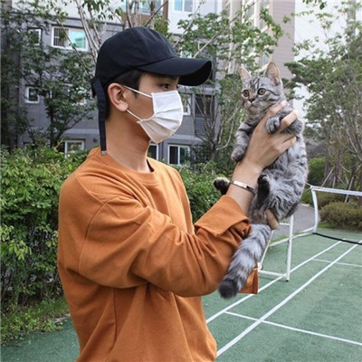 qq头像男生抱着猫帅气图片