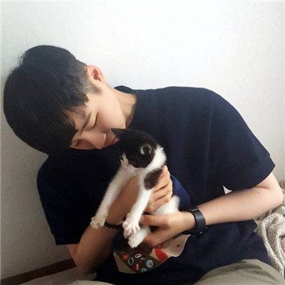 qq头像男生抱着猫帅气图片