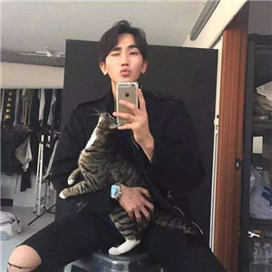 男生的头像抱小猫咪