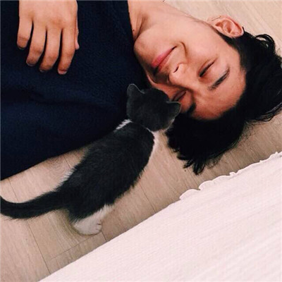 qq头像男生抱着猫帅气图片