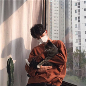 男生的头像抱小猫咪