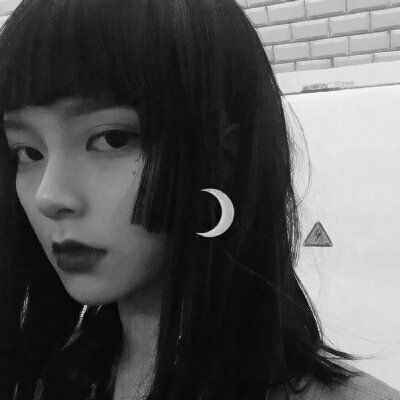 黑白女头像真人高冷御姐图片