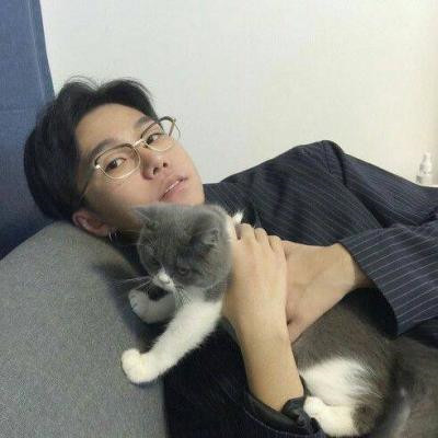 qq头像男生抱着猫帅气图片