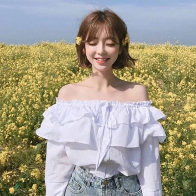美女微信头像图片露肩的清新