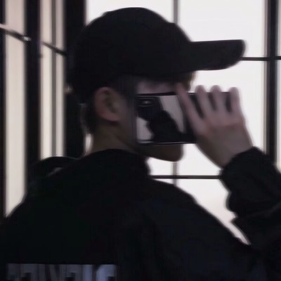 男头像拿手机图片挡脸