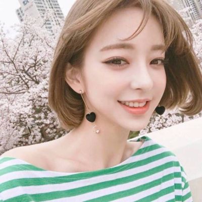 美女微信头像图片露肩的清新