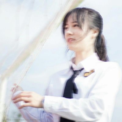 有点模糊的精致女头像图片